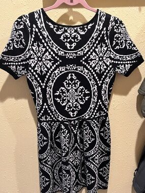 Romeo & Juliet Couture Black and White Short Sleeve Patterned Knit dress. Sz M